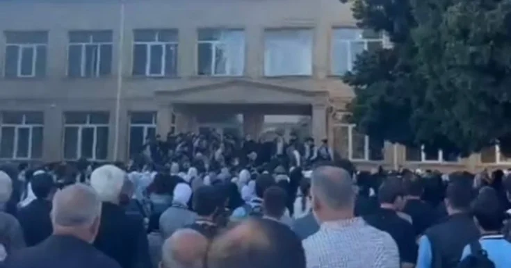 Məktəbin qabağında dini şüarlar səsləndirdilər Video