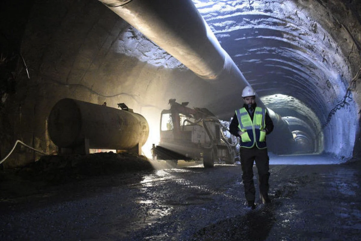 İran Tehranın mərkəzində yeraltı tunel tikir