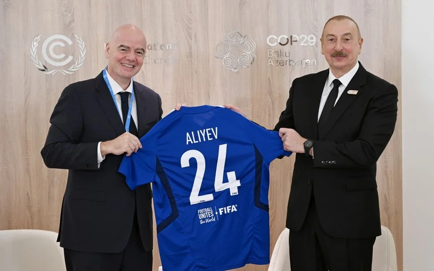 FIFA prezidenti Azərbaycan liderinə üzərində İlham Aliyev yazılmış xüsusi top təqdim edib