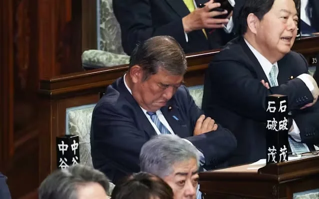 Baş naziri İşiba parlament iclası zamanı yuxuya gedib FOTO