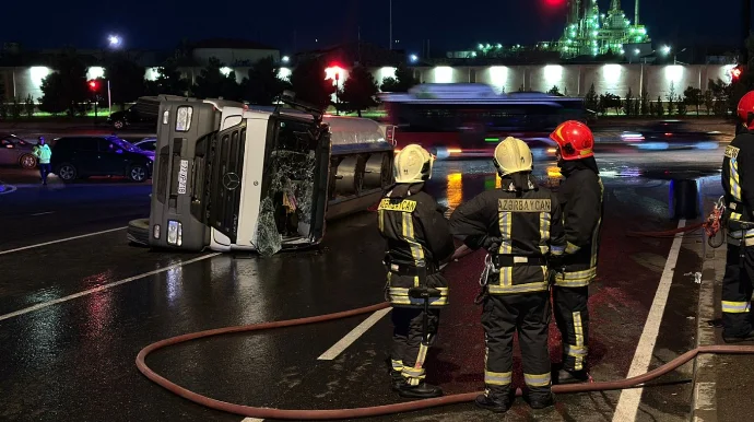 Bakıda yanacaq daşıyan tanker aşdı FOTO