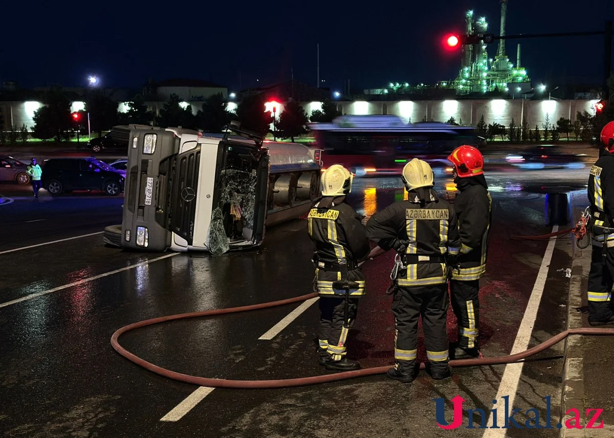 Bakıda yanacaq daşıyan tanker aşdı FOTOLAR