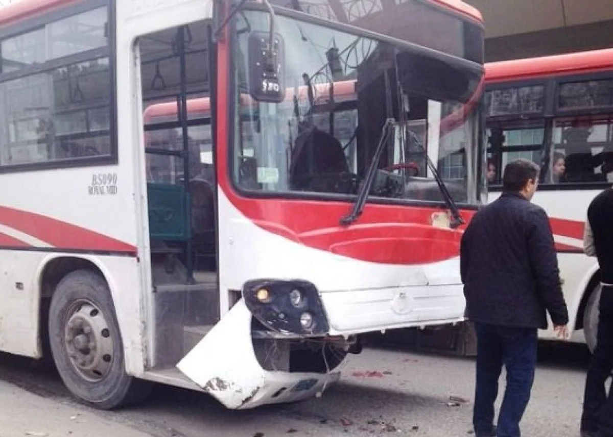 Gəncədə avtobus "Mercedesl"lə toqquşdu Yaralılar var