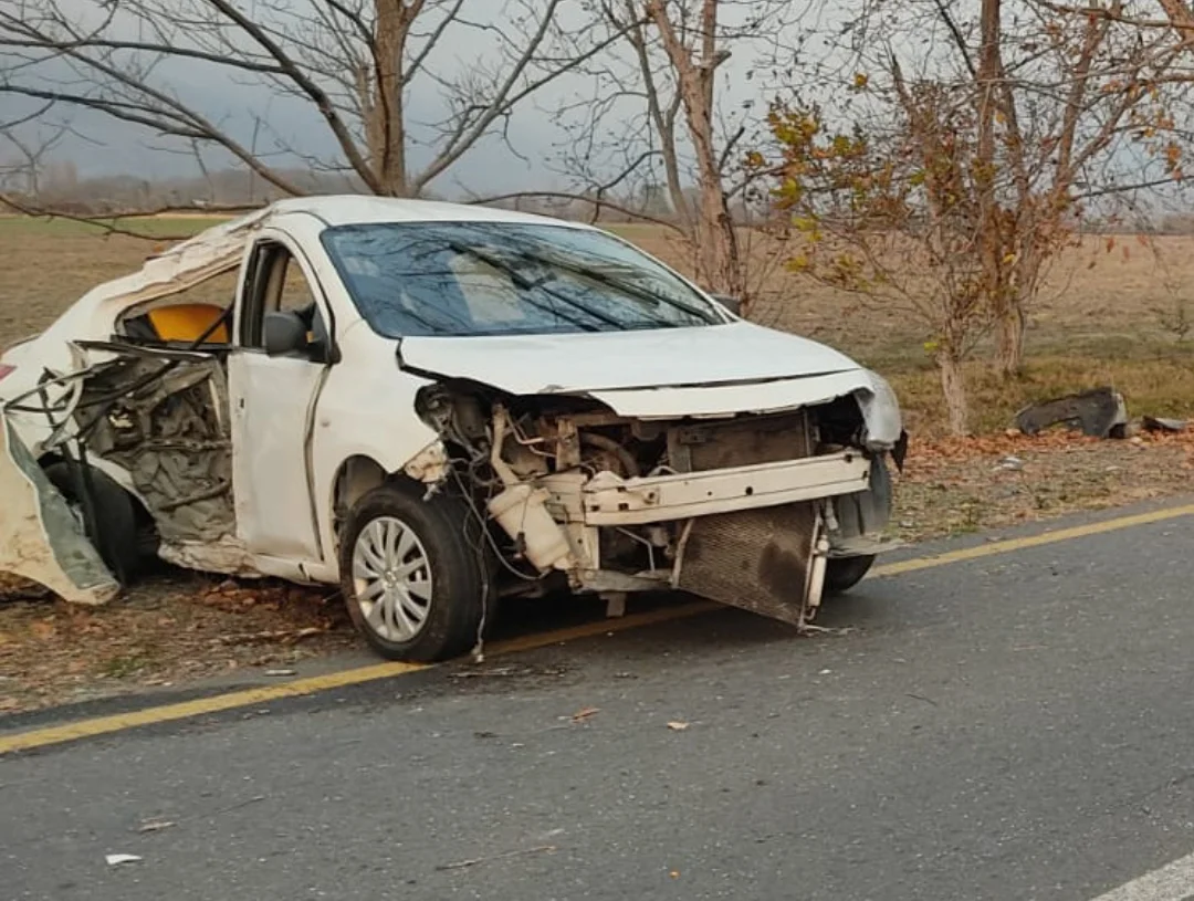 Qaxda Nissan ağaca çırpıldı: iki aylıq körpə ÖLDÜ