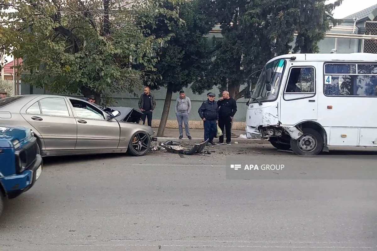 Gəncədə sərnişin avtobusu qəzaya düşüb, xəsarət alanlar var FOTO