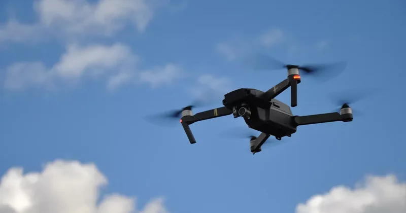 Во Франции дрон пролетел над колонной танков