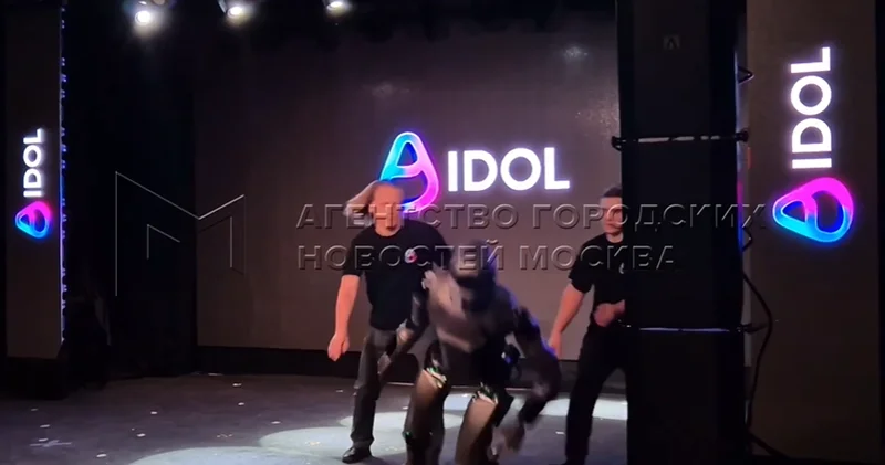 Rusiyanın ilk süni intellekt robotu təqdimat zamanı yerə yıxıldı