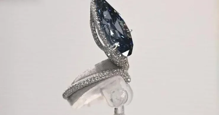 Cenevrədə mavi brilyant milyonlarla dollara satıldı