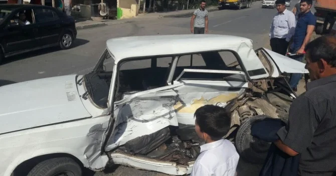 Azərbaycanda dəhşətli qəza: VAZ 2107 KamAZ a çırpıldı (FOTO)