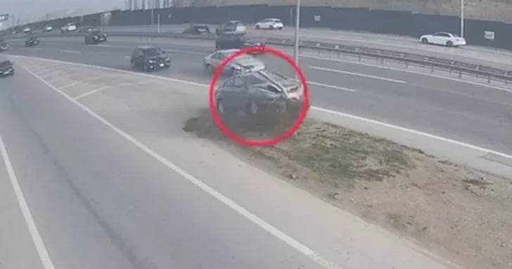 Включенный поворотник не дает права на манёвр: МВД Азербайджана предупреждает водителей