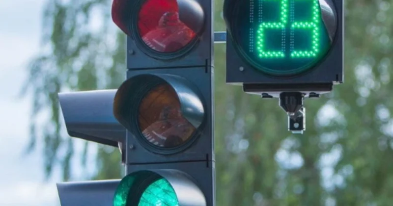 Xətai rayonunda yol nəqliyyat hadisəsi nəticəsində işıqfor yararsız vəziyyətə düşüb