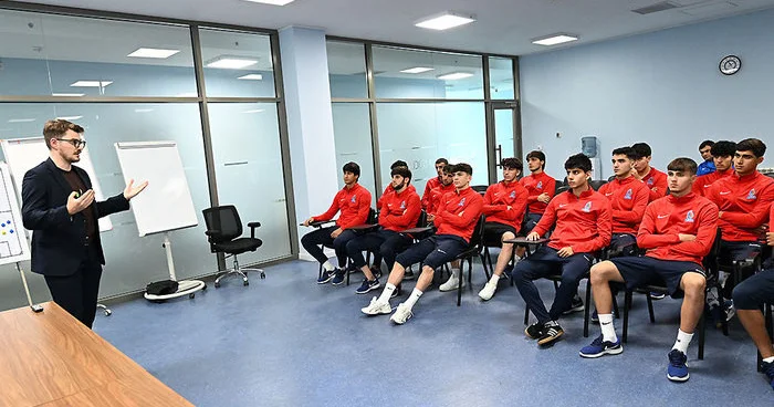 Azərbaycanın U 19 millisi üçün maarifləndirici sessiya keçirilib FOTO