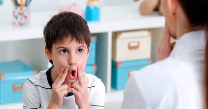 Səhiyyə Nazirliyinin rəsmisi övladında nitq qüsuru olan valideynlərə müraciət edib