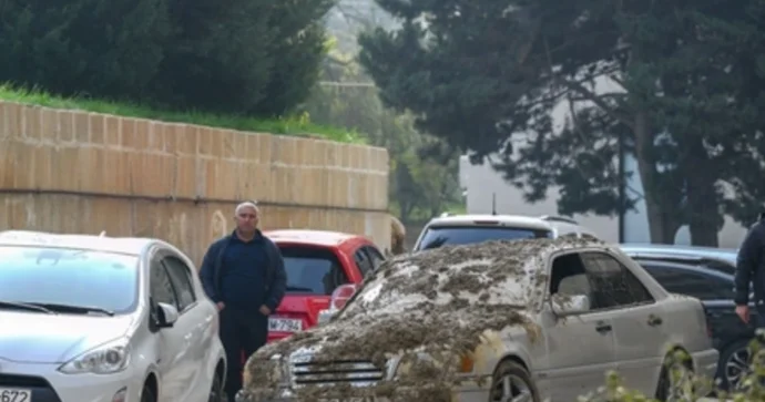 Əhmədlidə torpaq sürüşməsi zamanı avtomobilə dəymiş ziyan ödəniləcək RƏSMİ