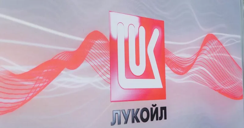 Акции Лукойла упали более чем на три процента