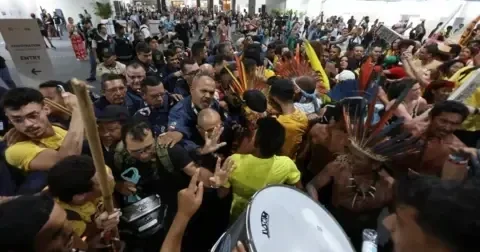 Протестующие прорвали охрану на климатической конференции COP30 в Бразилии