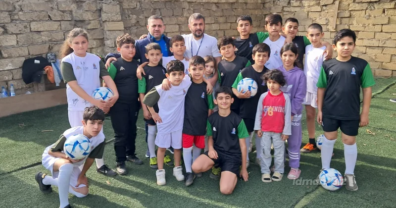 Ayxan Abbasov Kürdəxanıda həyətini uşaqlar üçün futbol meydanına çevirən məşqçini ziyarət edib FOTO/VİDEO