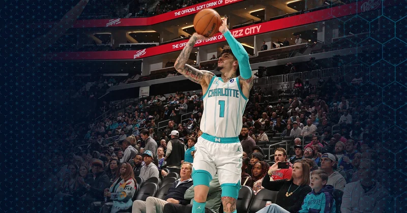 Orta barmağını göstərdi, 35 min dollar cərimələndi