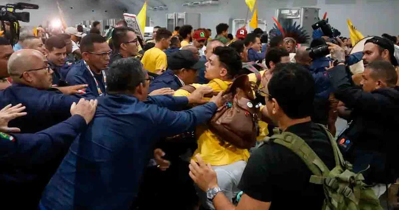 Braziliyada keçirilən iqlim konfransında yerli hindilər etiraz ediblər