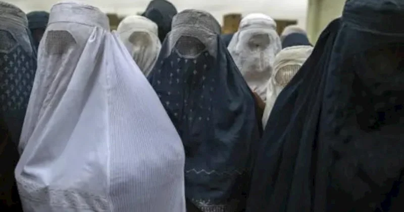 Taliban xəstəxanalarda qadınlara burka geyinməyi məcburi edib MSF