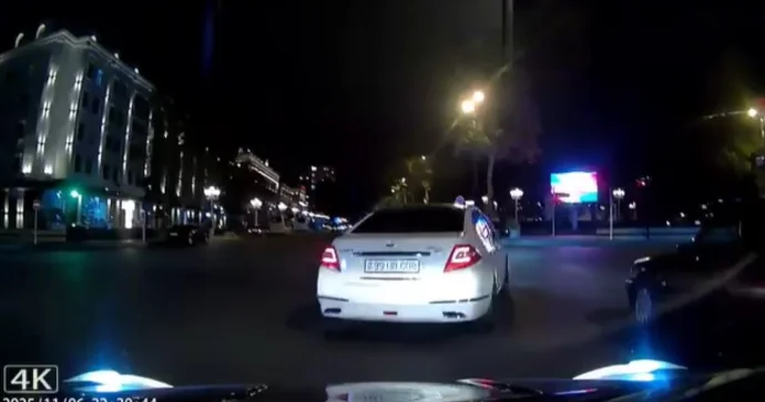 Yolayrıcında sürücüdən təhlükəli manevr: Düzünə gedənlərə qəza riski yaratdı VİDEO