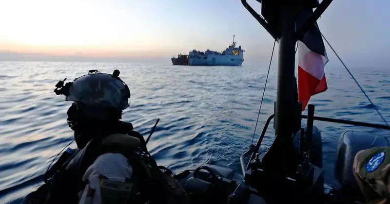 ВМС ЕС взяли под контроль пиратское судно доу ФОТО