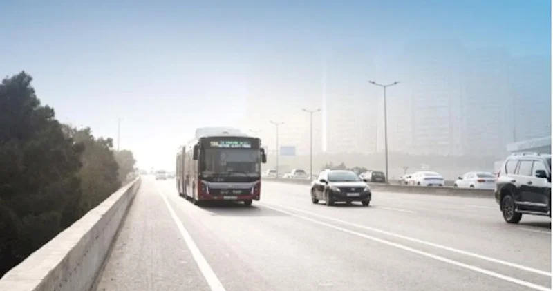 Bu yolda avtobuslar üçün xüsusi hərəkət zolağı təşkil olundu