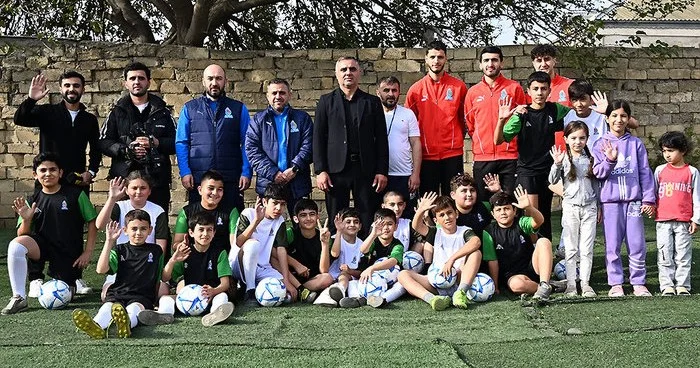 Millimizin üzvləri Kürdəxanıda yeniyetmə futbolçularla görüşdülər FOTOLAR