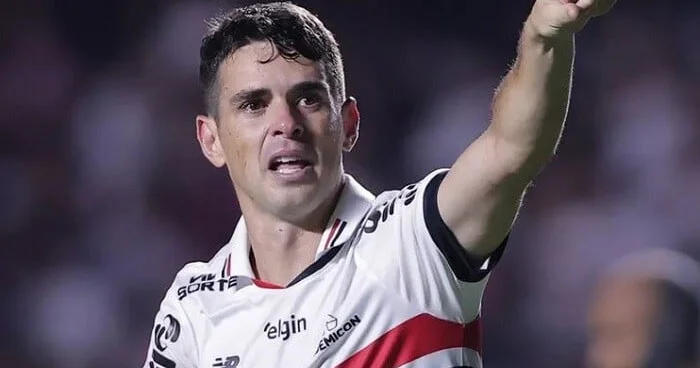 Məşhur futbolçu idman zalında huşunu itirdi