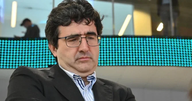 FIDE Kramnikə qarşı etika komissiyasına şikayət edib Səbəb Naroditskinin ölümü ilə bağlı dedikləridir