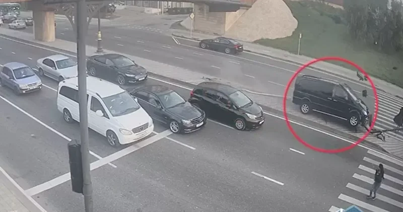 В Баку водитель микроавтобуса протаранил светофор ВИДЕО