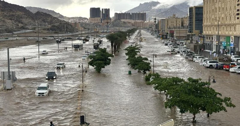 Məkkənin cənubu su altında qalıb FOTO
