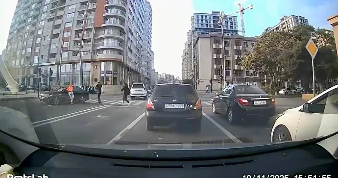 Qırmızıda yola qaçan məktəbli maşına çırpılıb bir neçə metr kənara düşdü ANBAAN VİDEO