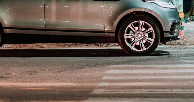 Anasının Range Rover ini qaçırıb 12 yaşlı sevgilisini gəzdirdi VİDEO