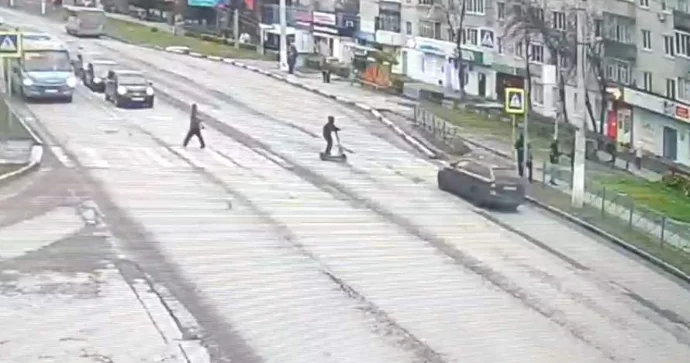 Sərxoş halda maşın sürən qadın skuter sürən məktəblini vurdu VİDEO