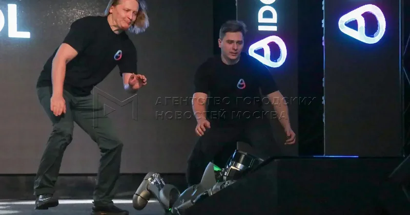 İlk humanoid robotlarını təqdim etdilər, səhnədə yıxıldı VİDEO