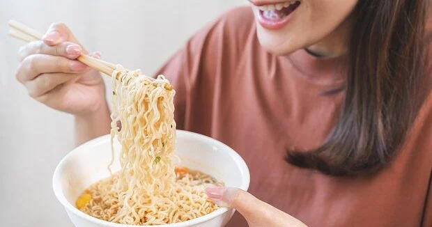 Названа главная опасность лапши быстрого приготовления