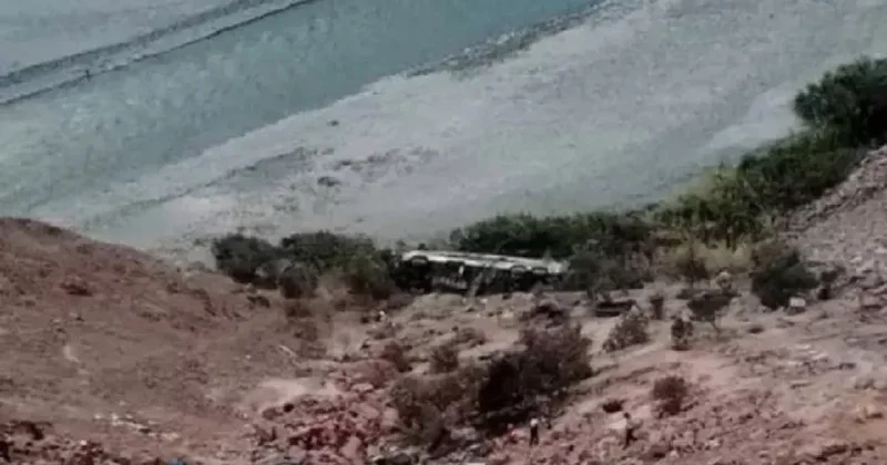 В Перу автобус упал в овраг: десятки погибших