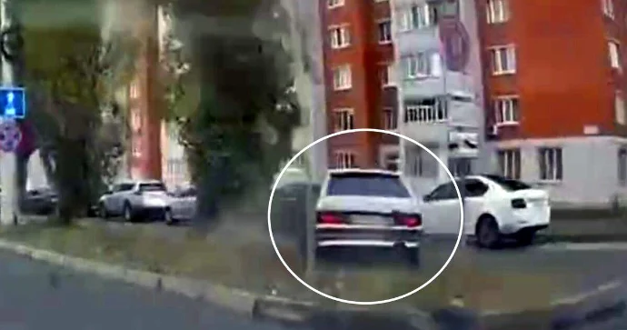 Yol polisindən qaçan sürücü svetoforlarda dayanmayıb qəza törətdi 12 dəfə cərimələndi VİDEO