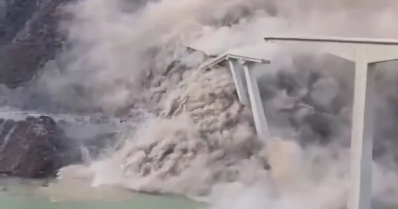 Çində körpü çökdü: itkilər açıqlanmır Dəhşətli görüntü+ video