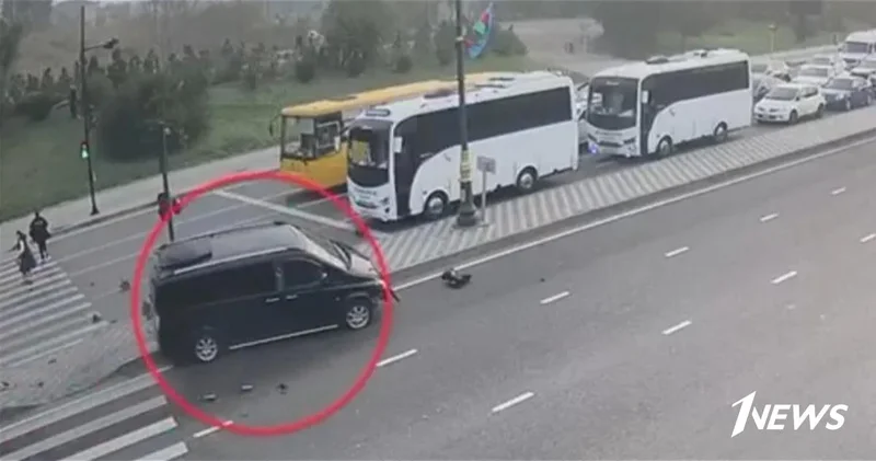 Автомобиль сшиб светофор на проспекте 8 Ноября ВИДЕО