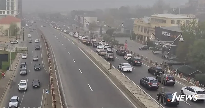 В Баку на 16 улицах и проспектах затруднено движение транспорта ФОТО СПИСОК