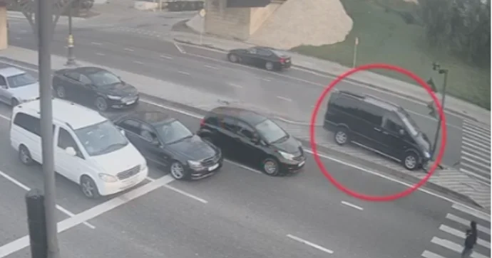 8 Noyabr prospektində yol nəqliyyat hadisəsi nəticəsində svetofor zədələndi VİDEO