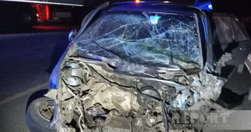 Üçüncü zolaqdan birinciyə keçmək istədi, dirəyə çırpıldı