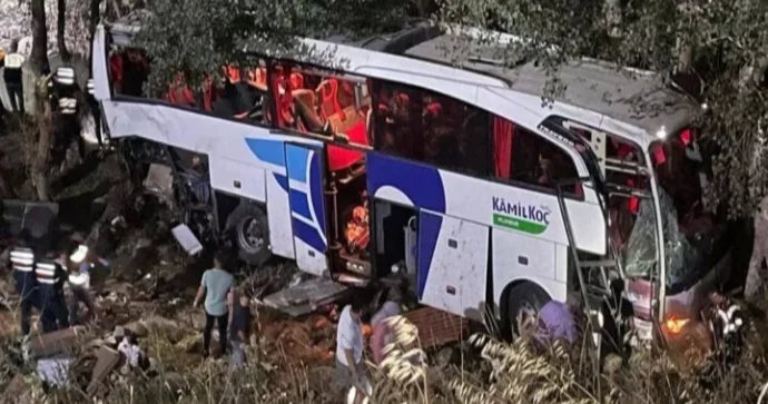 Avtobus dərəyə aşdı 37 nəfər öldü