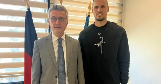 Qarabağ da Ştutqart əsilli bir oyunçunun olması bizi çox sevindirir Səfirlik