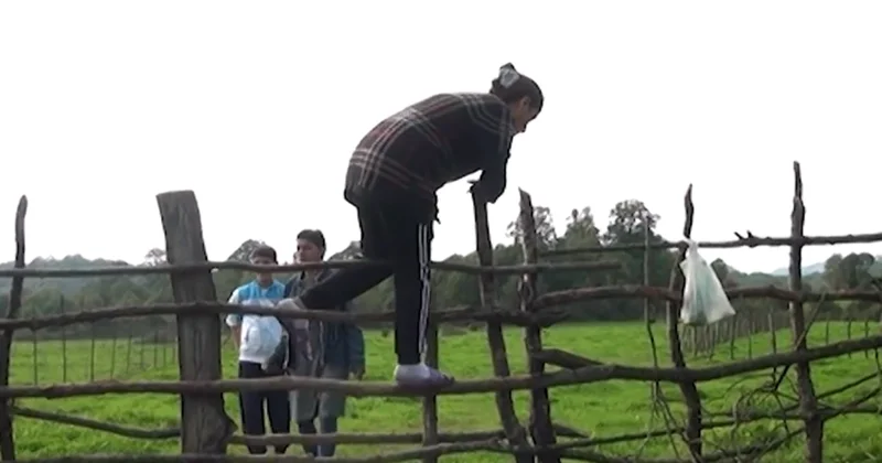 Sakinlər öz evlərinə hasarı aşaraq girməli olurlar VİDEO