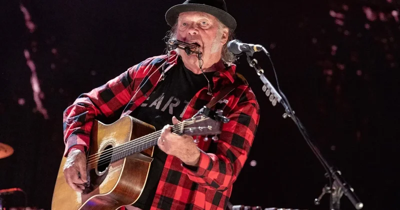 Çünki mən hələ sənə aşiqəm... Günün mahnısı