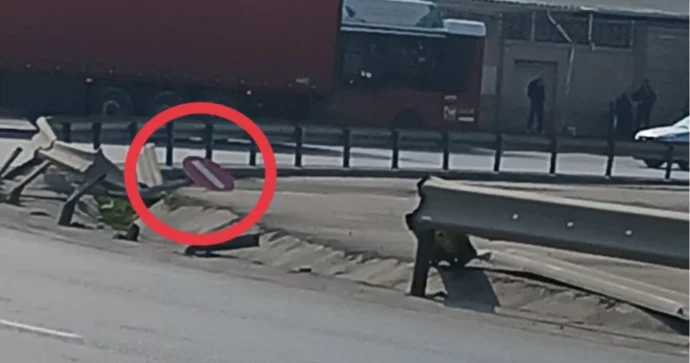 Qəza vaxtı aşan yol nişanını 1 aydır düzəltmirlər: Sürücülər təhlükədədir VİDEO