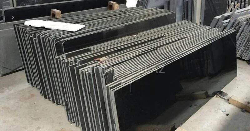 Mərmər daşın altında qalaraq öldü Xırdalanda faciə